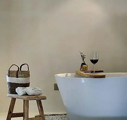 Luxury 2bhk Escape W/ Hot Tub *
