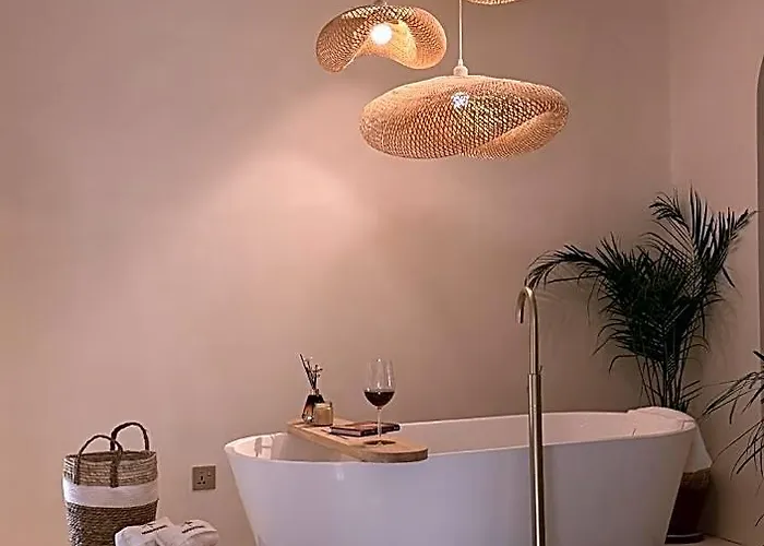 Luxury 2bhk Escape W/ Hot Tub Katmandu