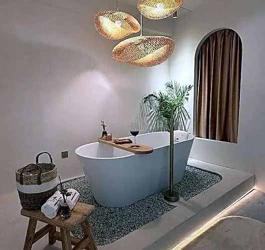 Luxury 2bhk Escape W/ Hot Tub * Kathmandu