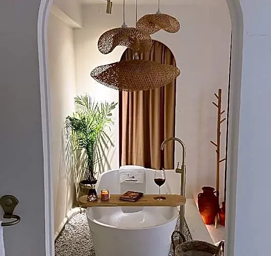 Luxury 2bhk Escape W/ Hot Tub Kathmandu